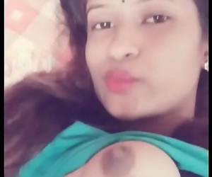 Desi girl showing boobs..